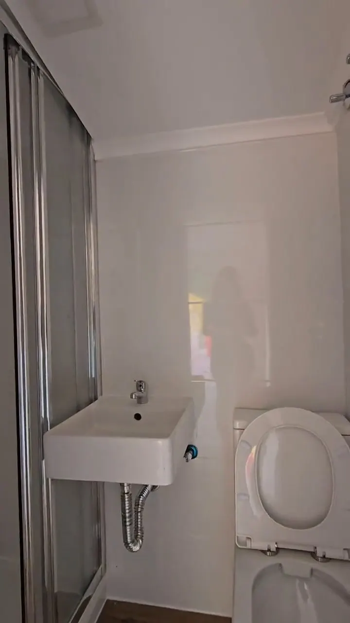 Casa de banho nova com base de duche