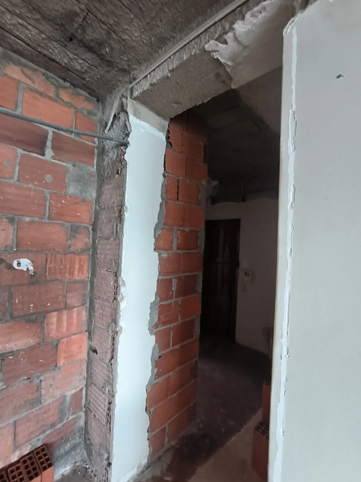Paredes em alvenaria de tijolo durante a alteração de layout