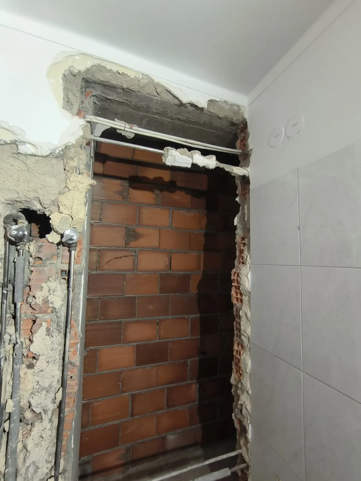 Fecho de vão em alvenaria com novas canalizações