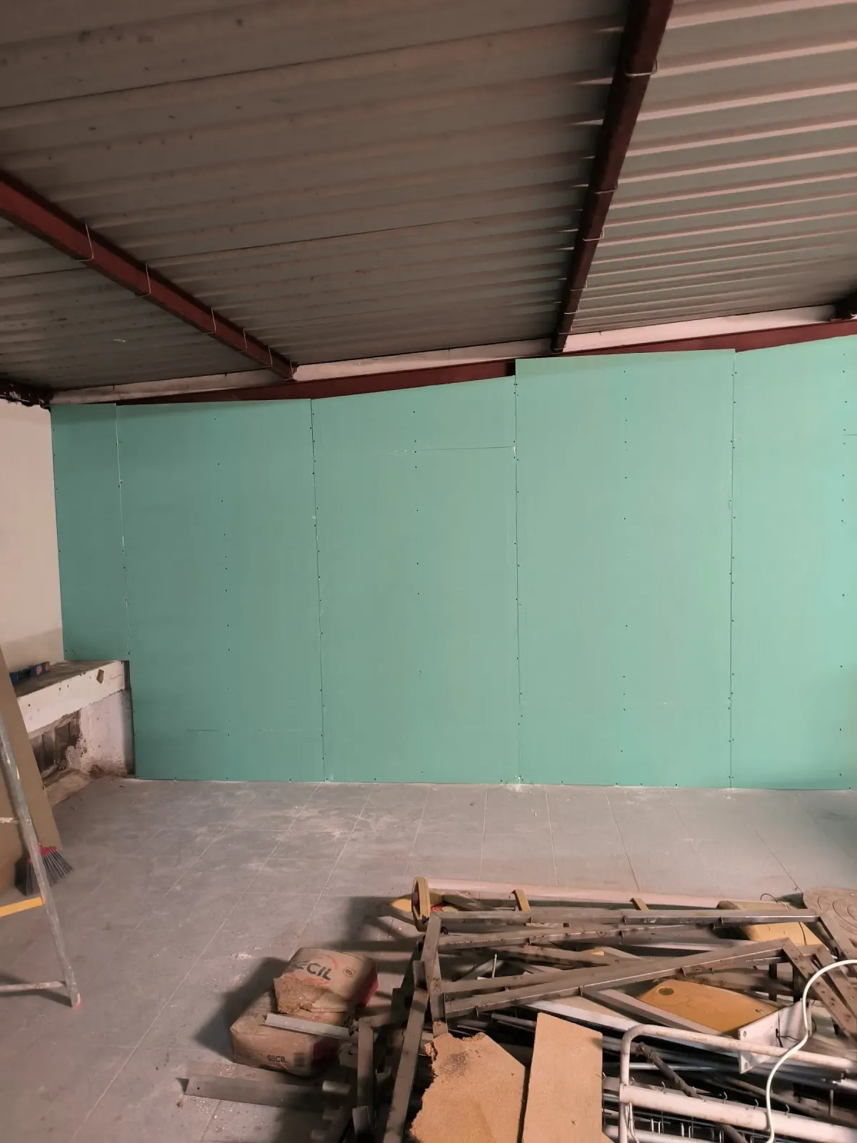 Moisture-resistant plasterboard across the whole warehouse wall