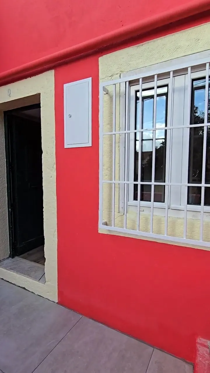 Entrada, pátio e fachada pintada