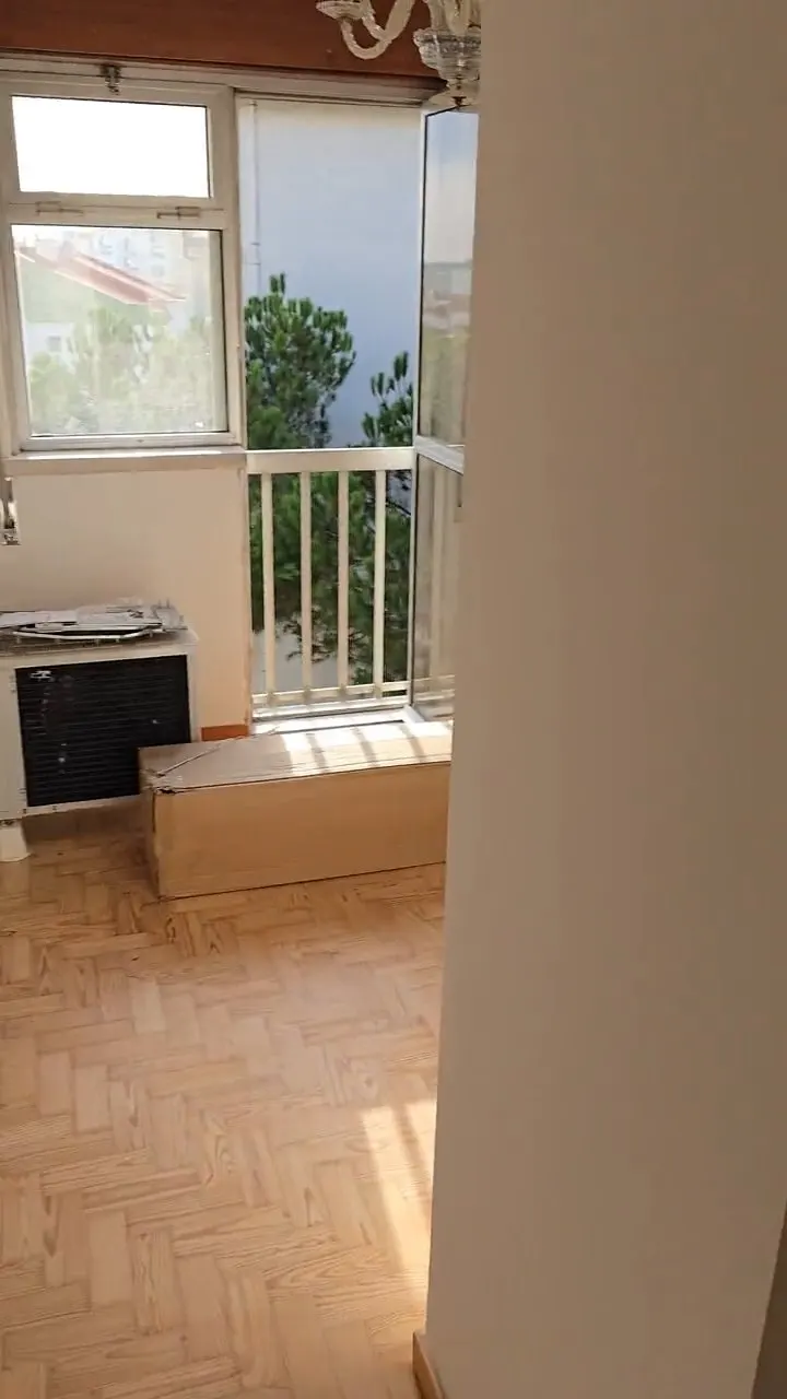 Séjour avec porte-fenêtre du balcon et portes laquées
