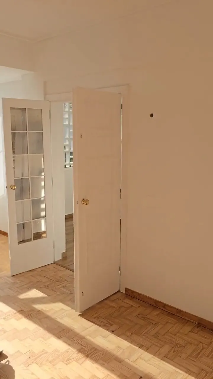 Chambre repeinte, lumière naturelle sur le parquet