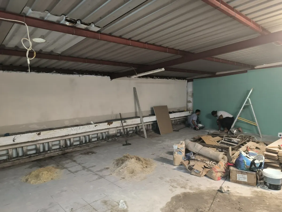 Start of fitting the moisture-resistant plasterboard