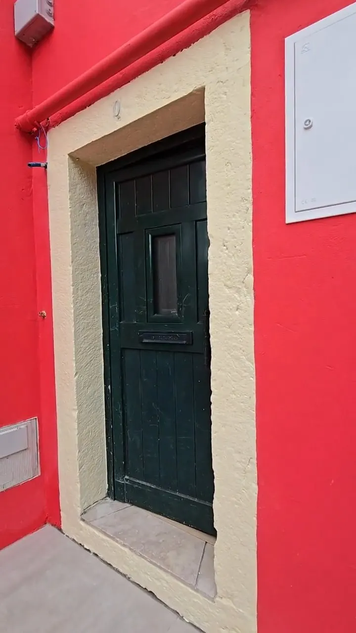 Porta antiga recuperada e cantarias pintadas