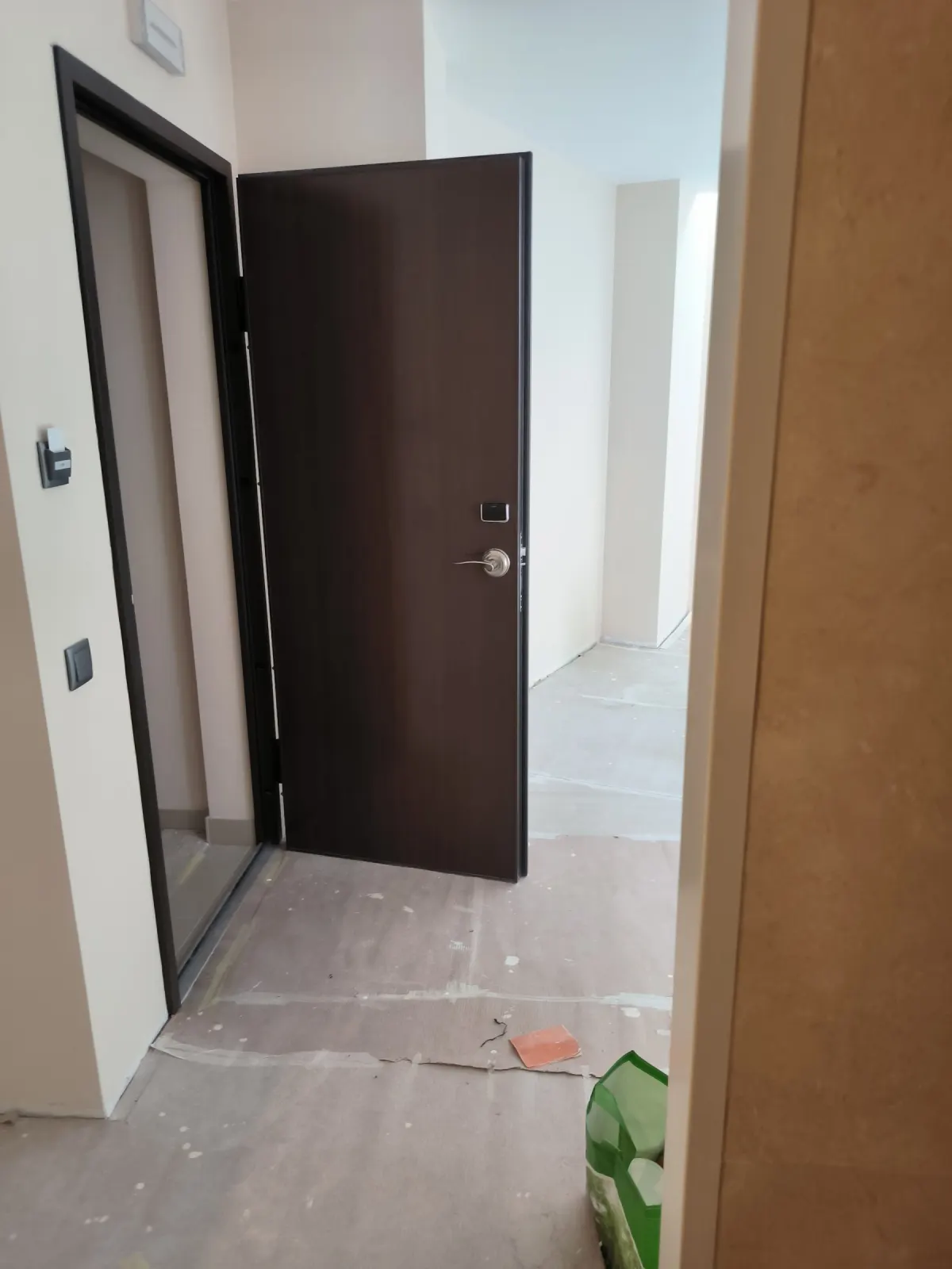 Entrada da casa de banho com porta em madeira escura