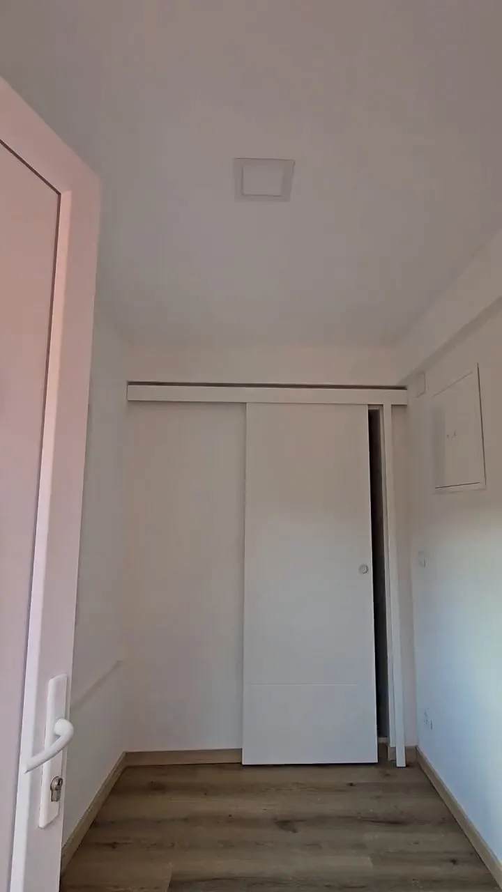 Interior com pavimento flutuante e portas de correr
