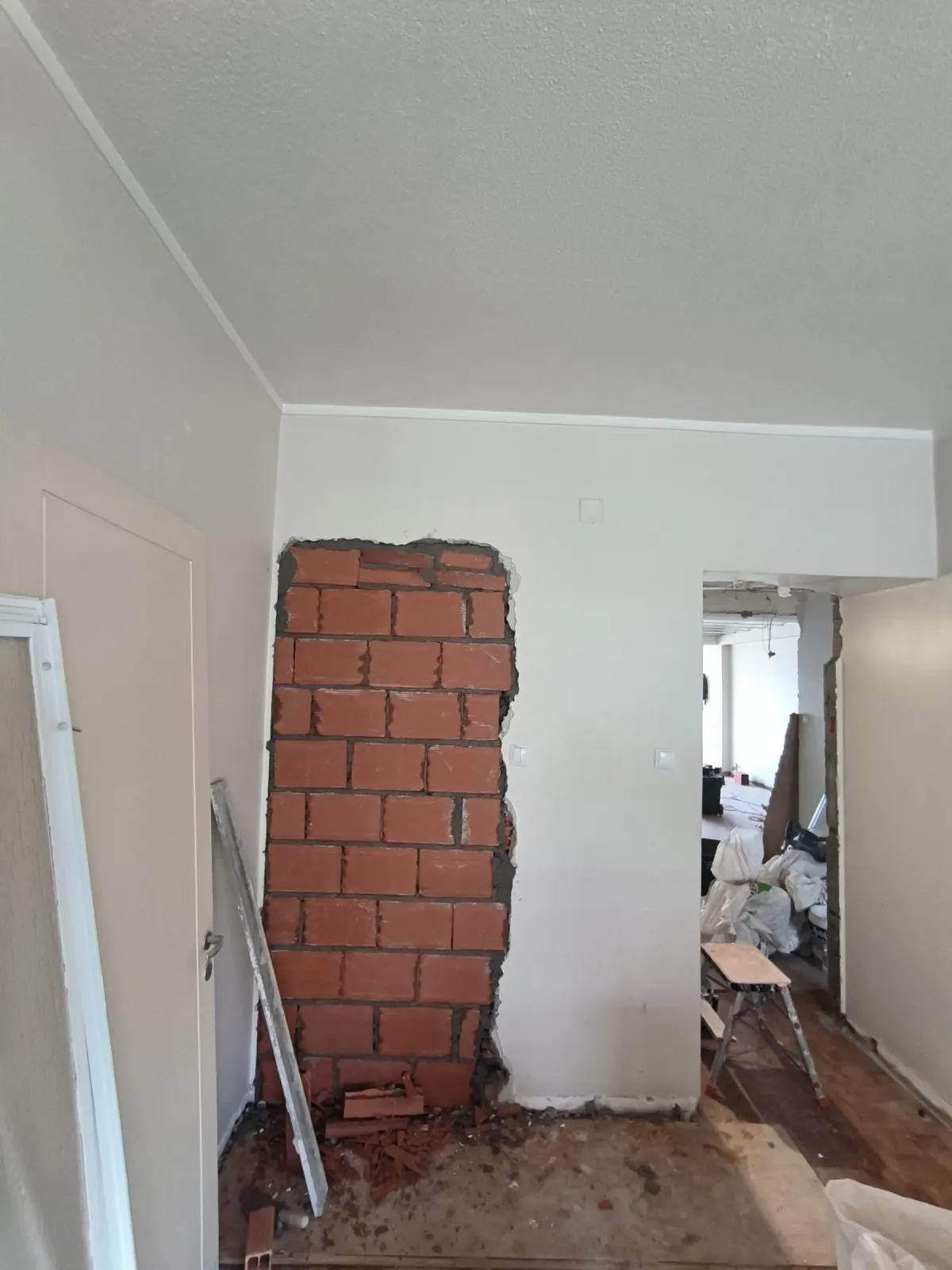 Parede em tijolo a fechar antiga passagem num corredor