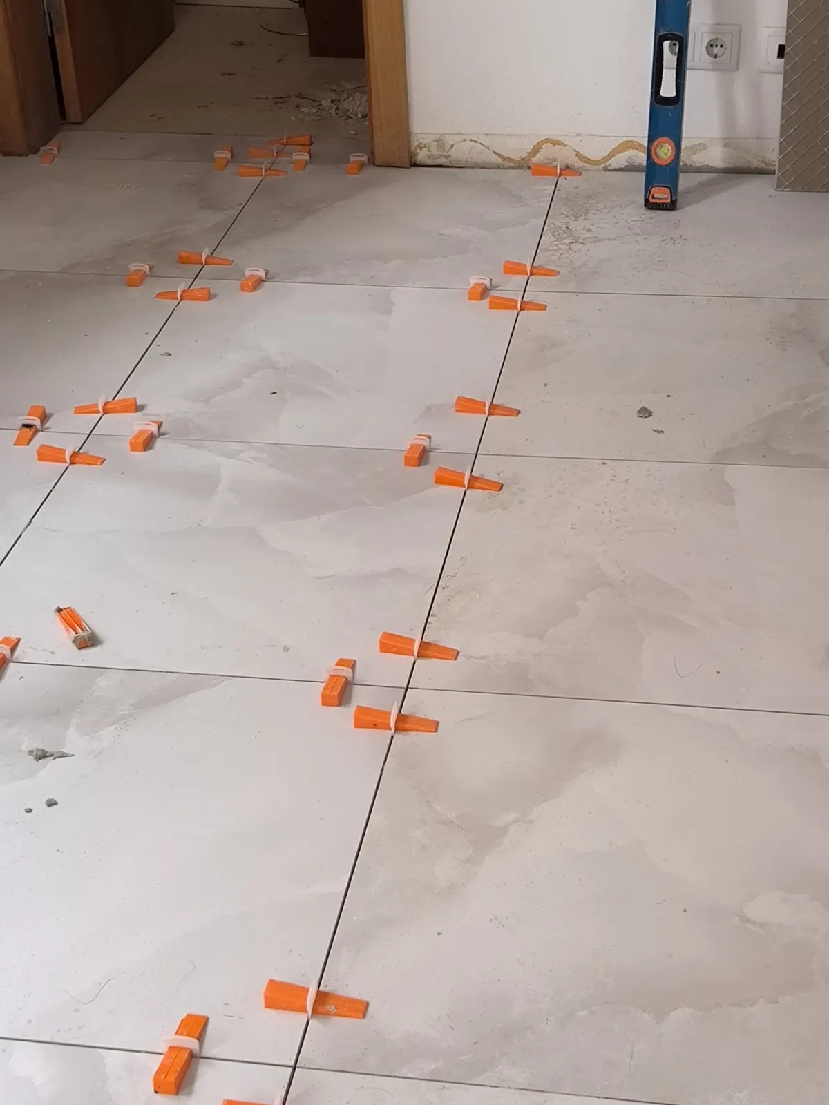 Porcelânico de grande formato a ser assente com sistema de nivelamento