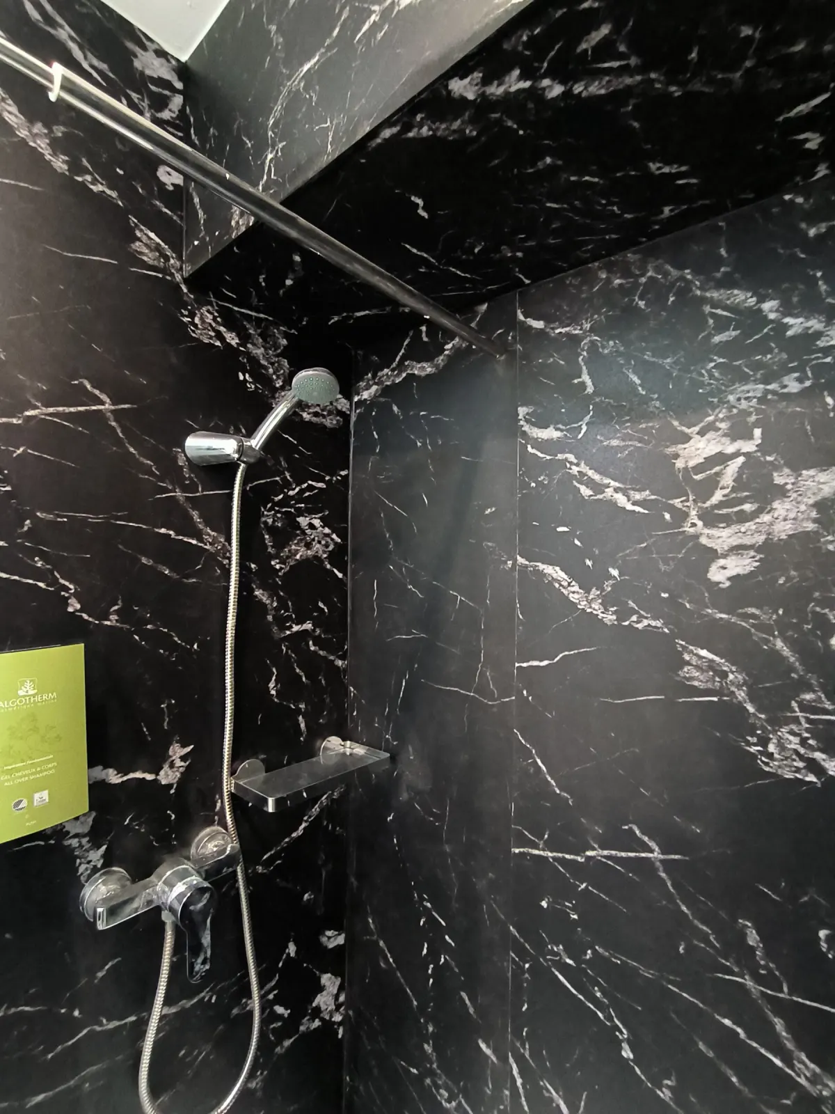 Duche revestido a porcelânico preto efeito mármore com veio branco