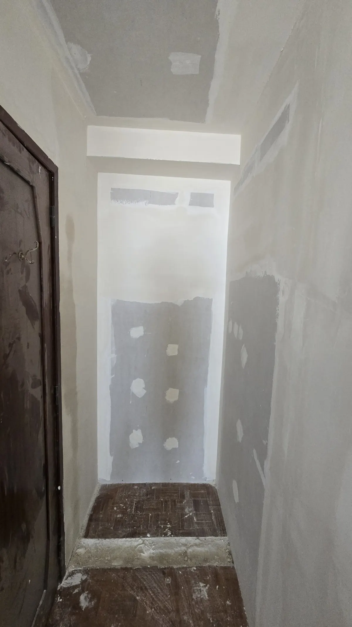 Corredor com tetos e paredes em preparação para pintura