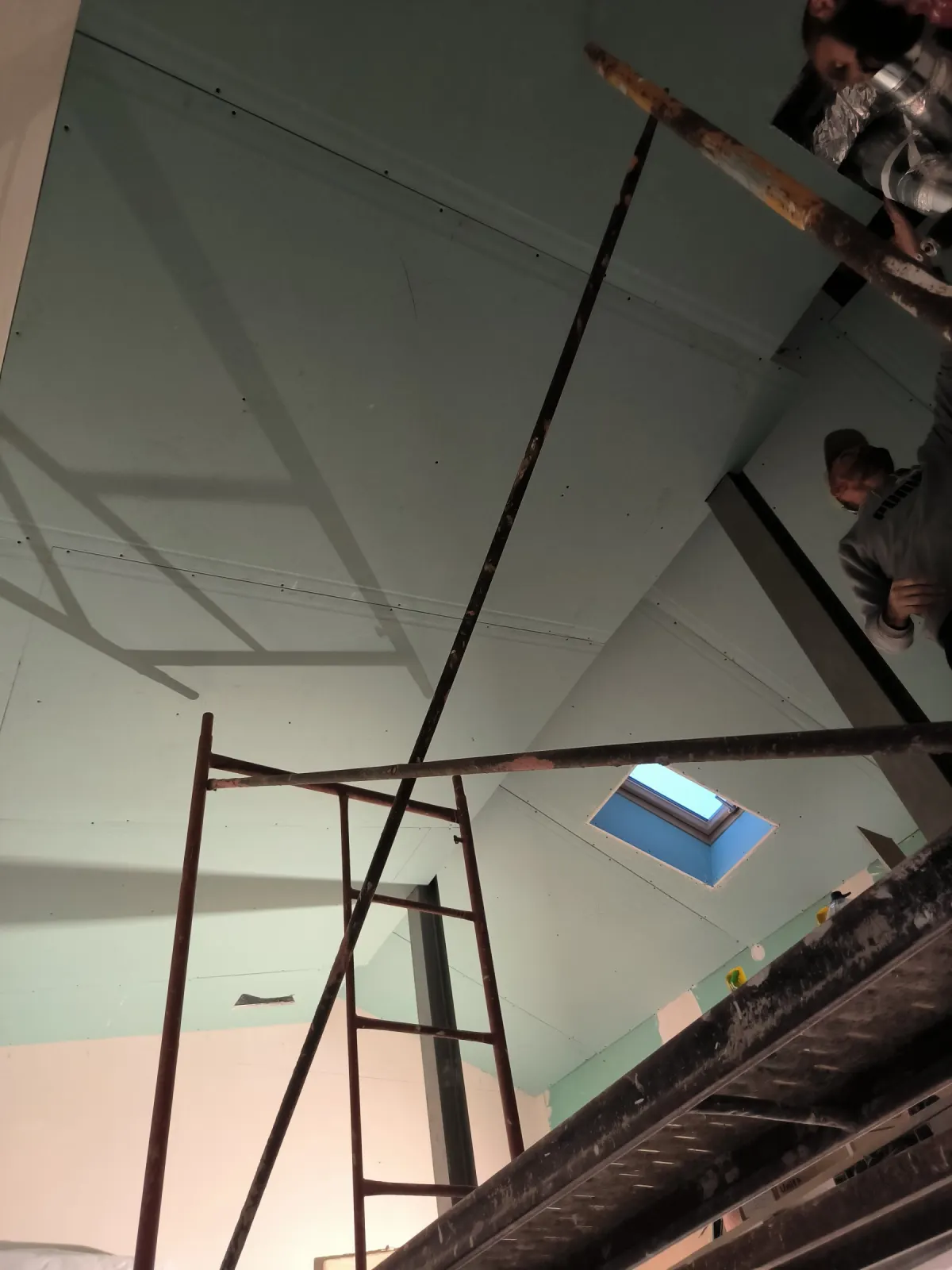 Cobertura com vigas metálicas e claraboia durante a obra